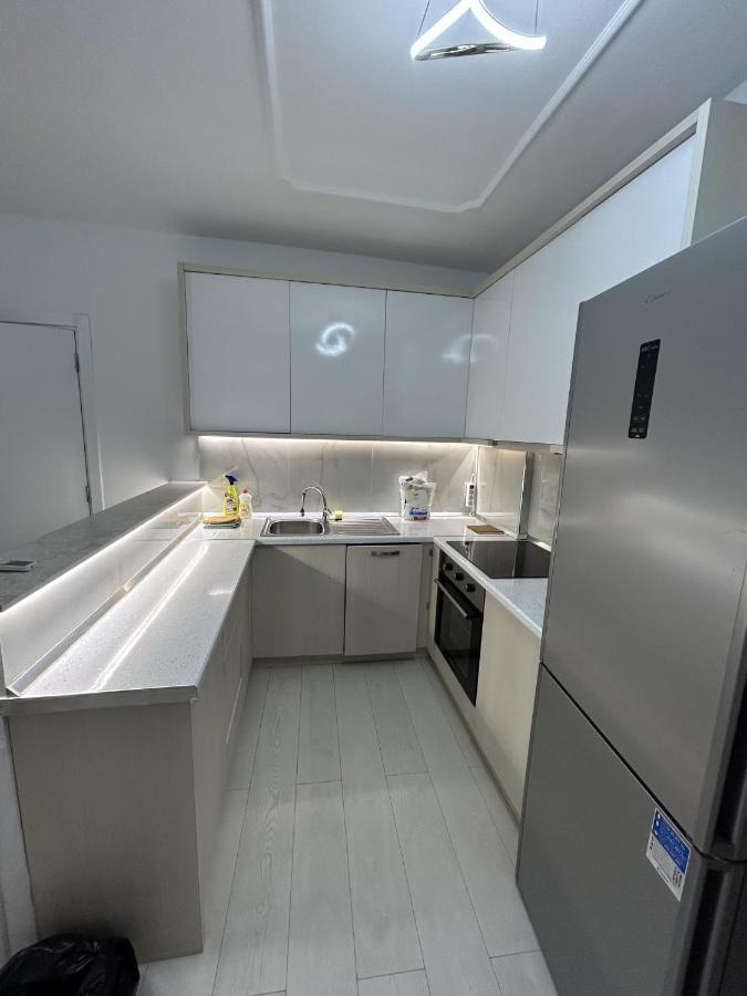 Center, Selvia White Apartment